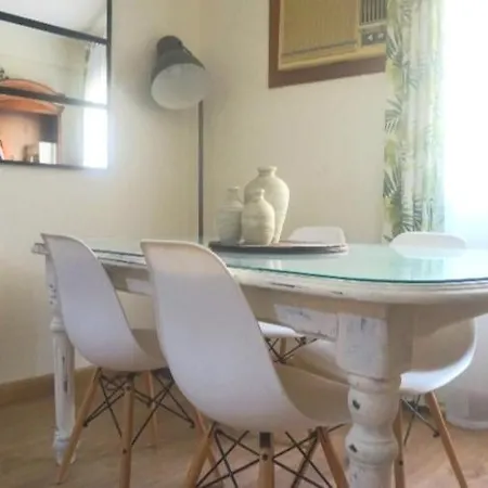 Romantic With Free Parking Apartment