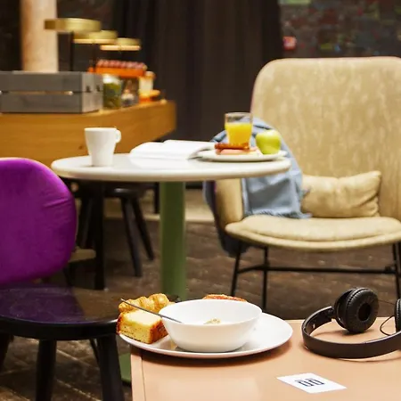 Room00 Salvador * إشبيلية