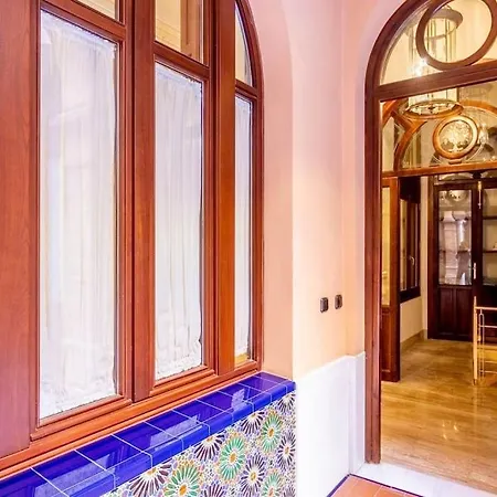 Luxury & Elegant Duplex In Center *