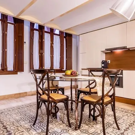 Luxury & Elegant Duplex In Center Apartment *