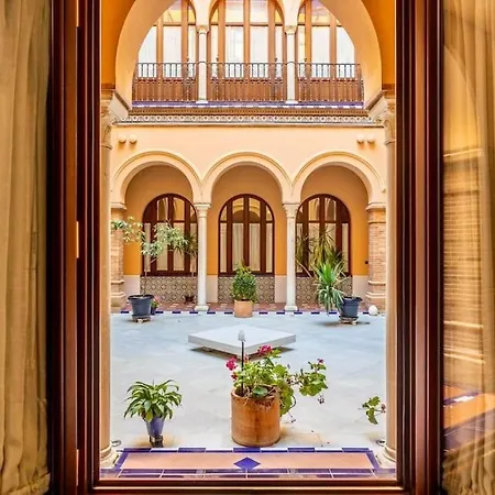 Luxury & Elegant Duplex In Center *