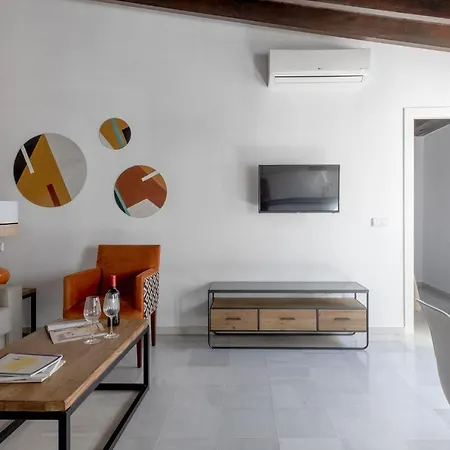 Triana Boutique By Hommyhome *