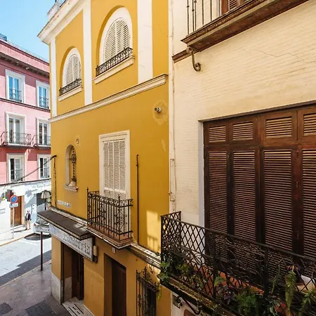 Homeyseville- Bright At Santa Cruz 6 Pax, Parking Optional Apartment *
