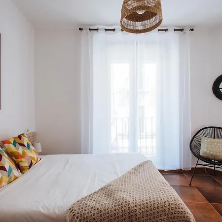 Homeyseville- Bright At Santa Cruz 6 Pax, Parking Optional Apartment