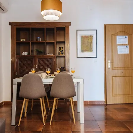 Apartment Homeyseville- Bright At Santa Cruz 6 Pax, Parking Optional Seville