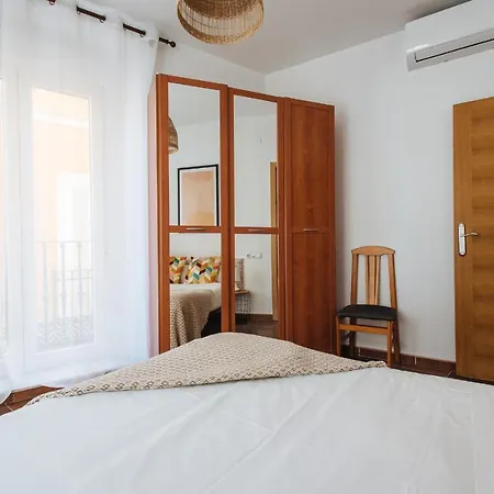 Homeyseville- Bright At Santa Cruz 6 Pax, Parking Optional Apartment