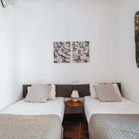 Homeyseville- Bright At Santa Cruz 6 Pax, Parking Optional Apartment