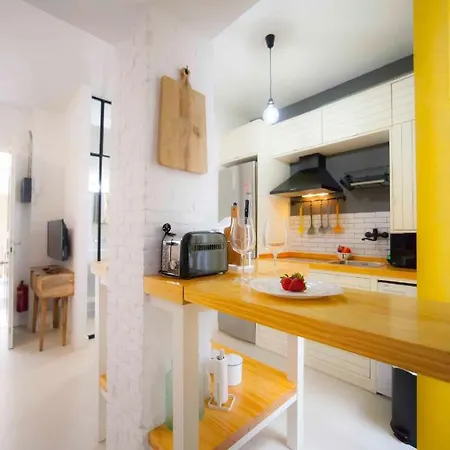 Modern In Centre Apartment *