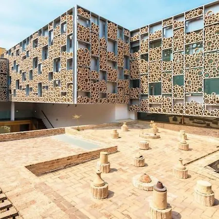 Tipico Y Pintoresco Patio De Vecinos, Con Encanto Seville