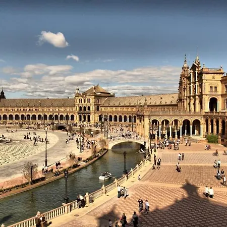 Tipico Y Pintoresco Patio De Vecinos, Con Encanto Seville