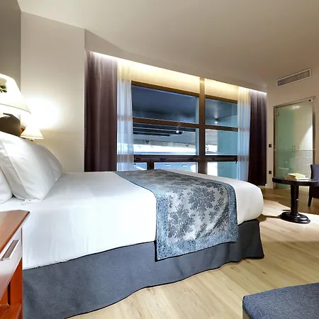 Exe Isla Cartuja Hotel 4*