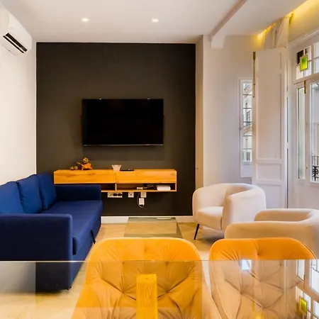 Elegant - 2 Bd 1 Bth - Center Apartment
