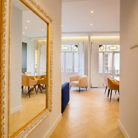 Elegant - 2 Bd 1 Bth - Center Apartment *