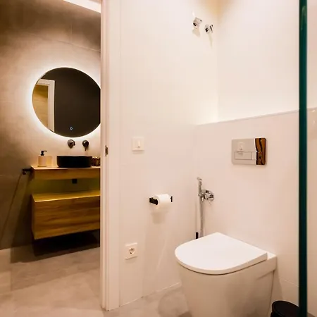 Elegant - 2 Bd 1 Bth - Center