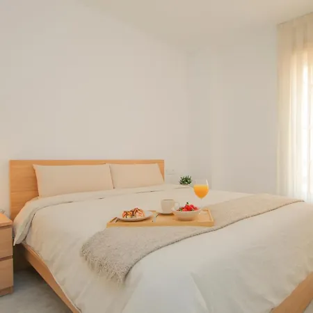Modern - Luxe Queen Bed - Walk To Isla Magica Apartment Seville