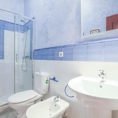 Galindo Center Premium Suites, Free Parking Apartment