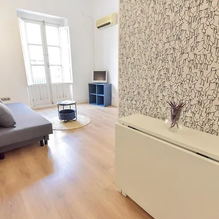 New! Bohemian Center Apartment *