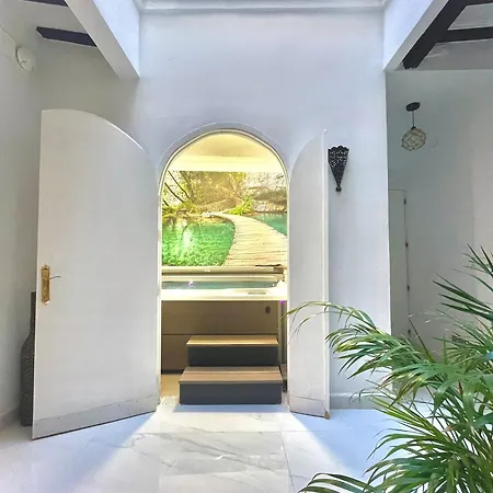 House -rooftop&jacuzzi -stayinseville Villa *