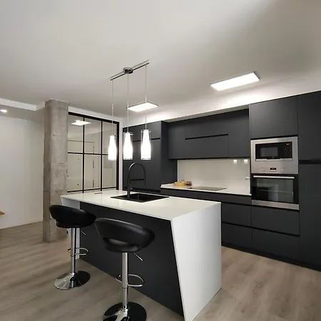 Casa Mallen, Con Amplia Terraza, En El Barrio De Nervion