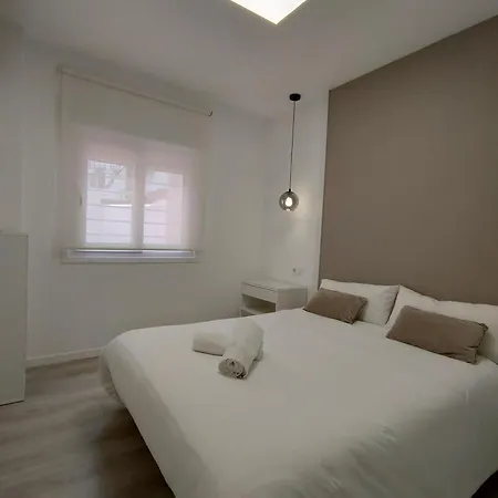 Casa Mallen, Con Amplia Terraza, En El Barrio De Nervion * Seville