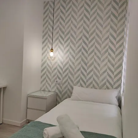 Casa Mallen, Con Amplia Terraza, En El Barrio De Nervion * Seville