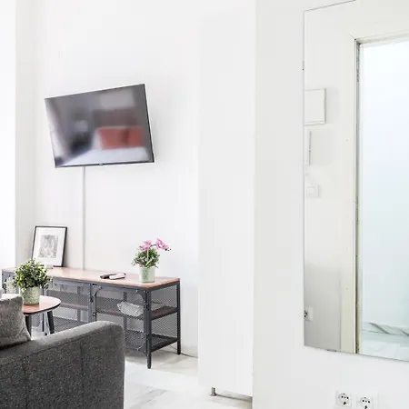 Bonito Estudio En Calle Feria Apartamento *