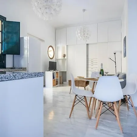 Aitana En Alvarez Quintero Apartment *