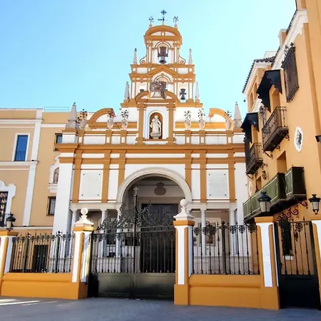 Macarena Junto A La Basilica De La Macarena *