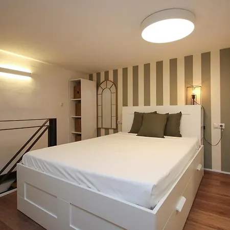New! Luxurious & Chic Duplex Next To The Cathedral Apartamento *