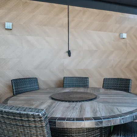 Elegant Duplex 3 Master Bedrooms And Private Seville