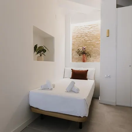 New - Family Next To Duenas Palace * Seville