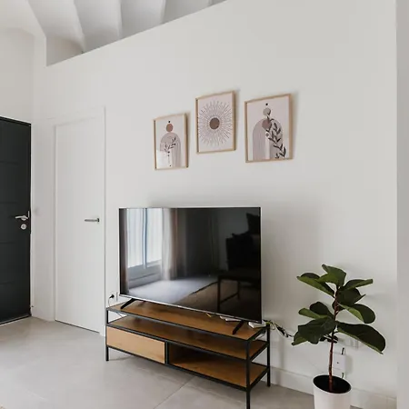 New - Family Next To Duenas Palace *