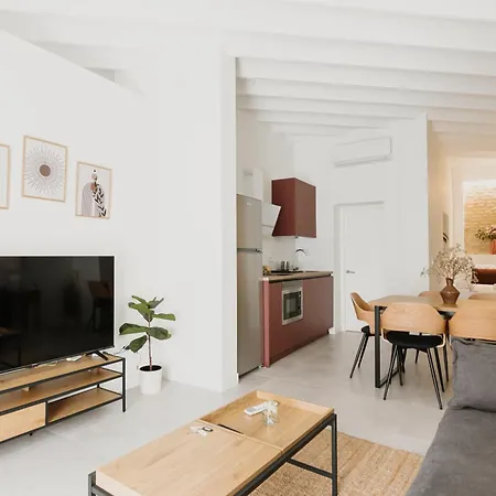 New - Family Next To Duenas Palace Seville