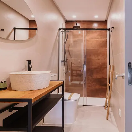 New - Family Next To Duenas Palace Seville