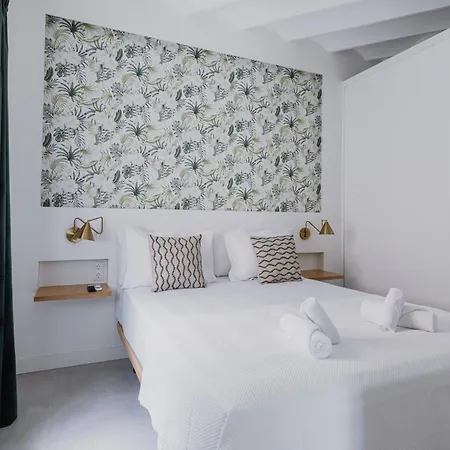 New - Family Next To Duenas Palace