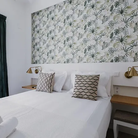 New - Family Next To Duenas Palace *