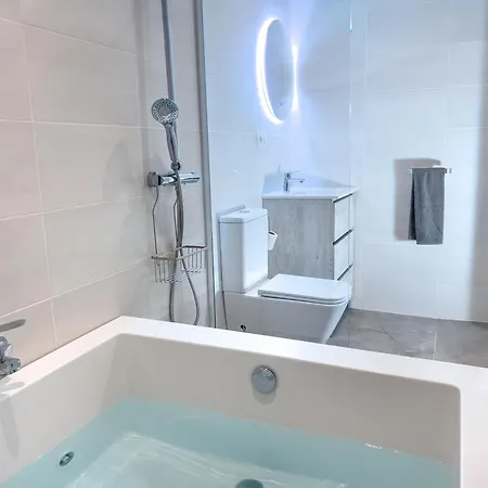 Estudio Con Jacuzzi Privado En El Barrio De Triana * Seville