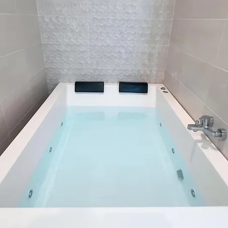Estudio Con Jacuzzi Privado En El Barrio De Triana