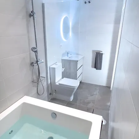 Apartment Estudio Con Jacuzzi Privado En El Barrio De Triana *