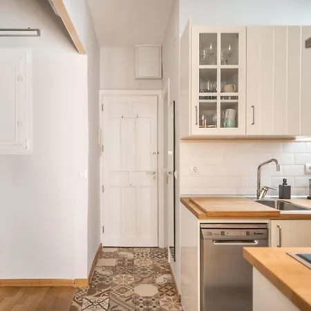 Beautiful And Bright- 1bd 1bth- Center Apartment