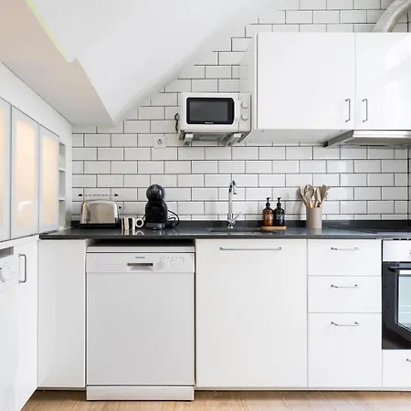 New Charming Duplex With Private Patio Apartment