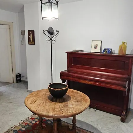 Centrally Located In Old Palace House Apartment *