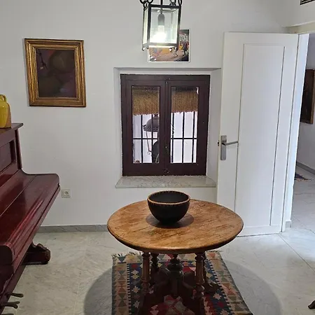Centrally Located In Old Palace House Apartment *