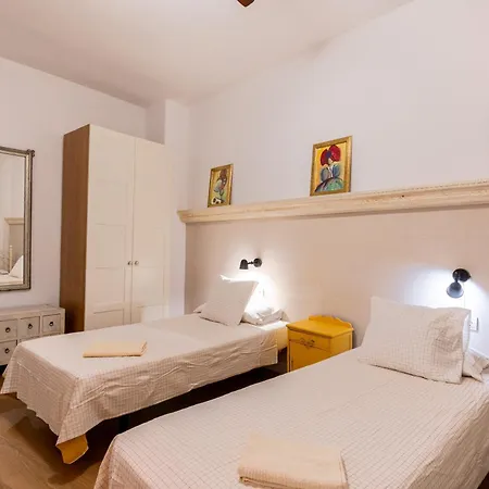House Sevillana Parking Apartmán *