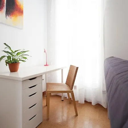 Quite In The Center Apartment *