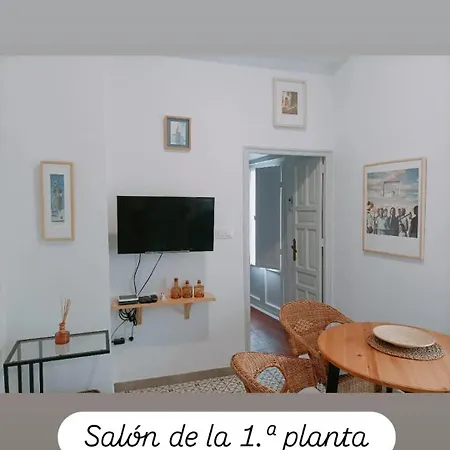 En La Plaza Dona Elvira, 7 * Seville
