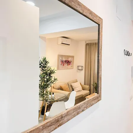 Cosy Close To Center