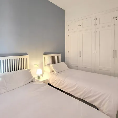 Walk To The Cathedral 2 Bedrooms Terrace Apartment *