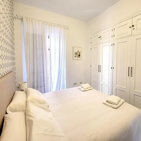 Walk To The Cathedral 2 Bedrooms Terrace Apartment *