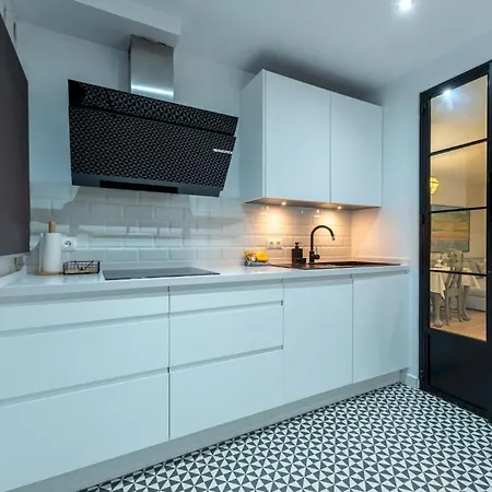 Wide With Beautiful Kitchen 2bd 3bth -arenal Apartment *